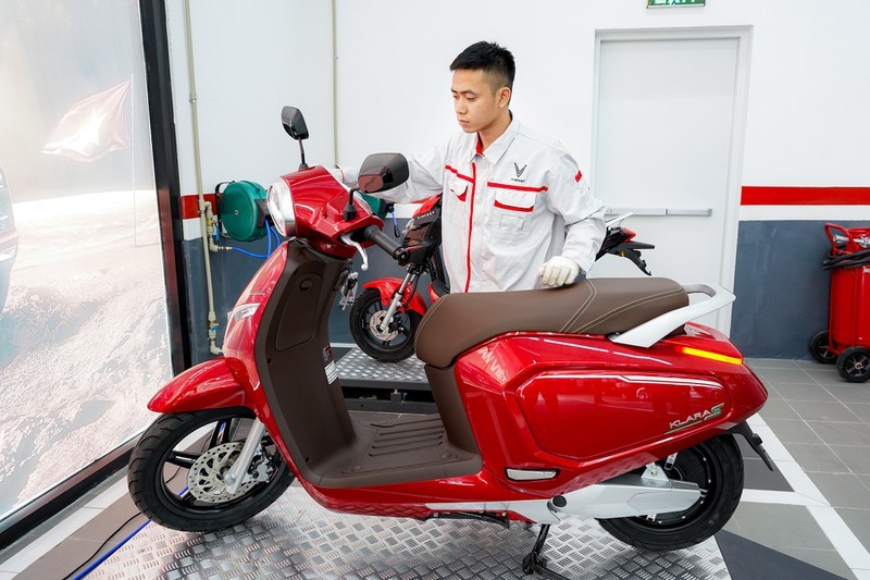 Hướng dẫn chi tiết cách sạc pin xe máy điện VinFast an toàn chống cháy nổ