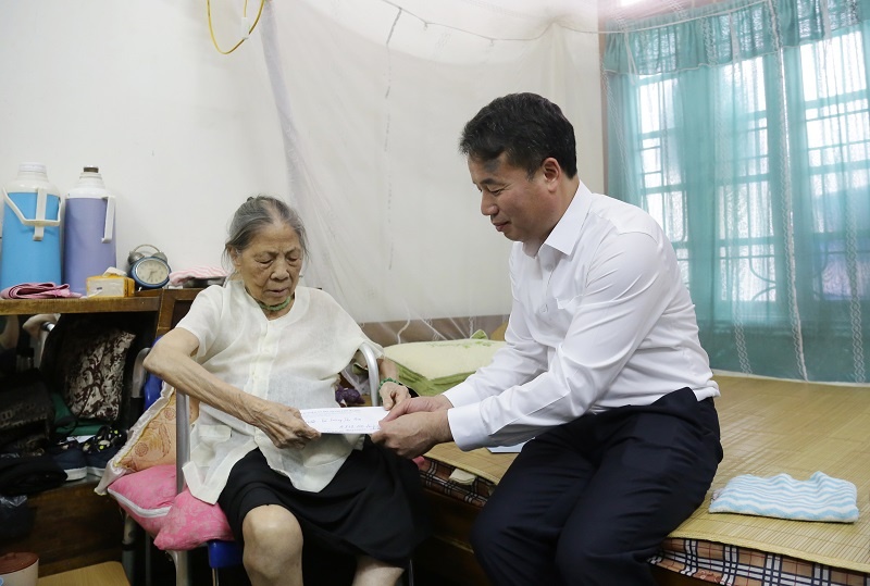 Người dân vui mừng khi nhận lương hưu mới ngay từ 1/7