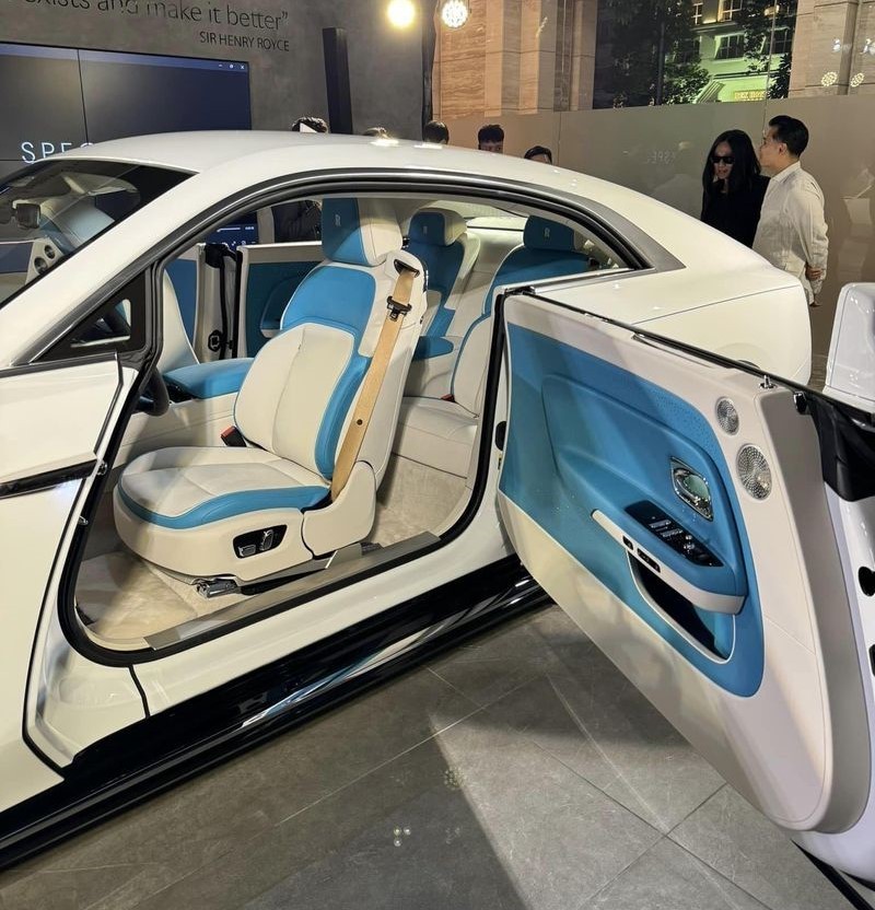 Minh Nhựa là 'chủ nhân' Rolls-Royce Spectre đầu tiên tại Việt Nam Minh Nhựa là 'chủ nhân' Rolls-Royce Spectre đầu tiên tại Việt Nam