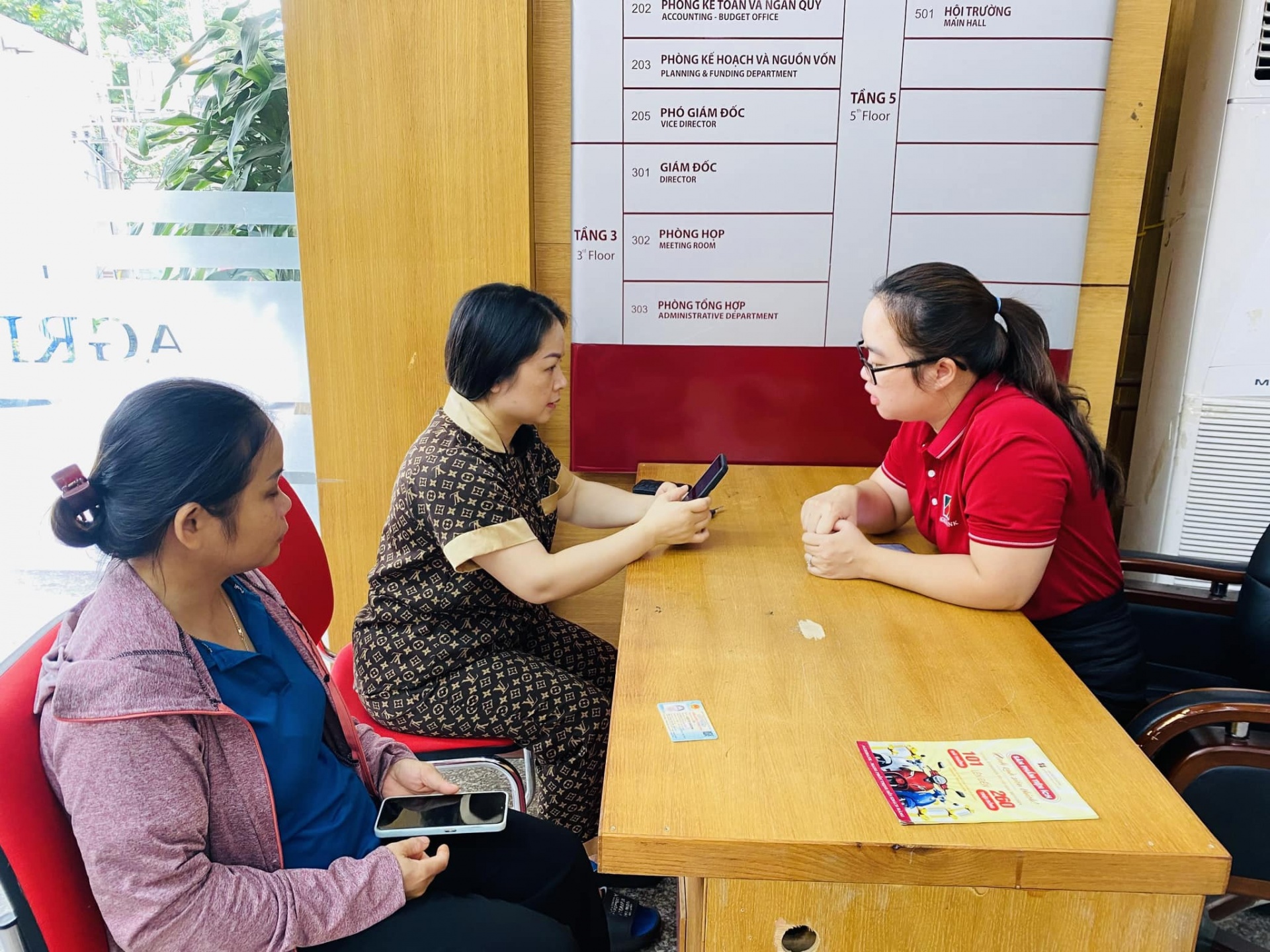 Agribank thực hiện hỗ trợ khách hàng thu thập sinh trắc học ngay tại quầy giao dịch