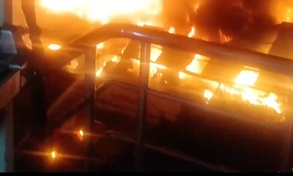 Lửa thiêu rụi 1.000m2 nhà xưởng tại Khu công nghiệp Nam Tân Uyên Lửa thiêu rụi 1.000m2 nhà xưởng tại Khu công nghiệp Nam Tân Uyên