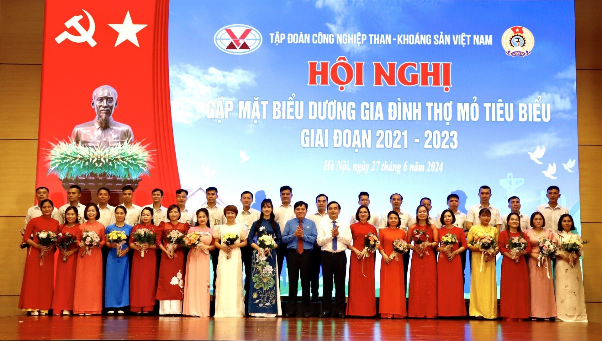 Gia đình - hạt nhân nòng cốt để xây dựng hình ảnh văn hoá thợ mỏ Gia đình - hạt nhân nòng cốt để xây dựng hình ảnh văn hoá thợ mỏ