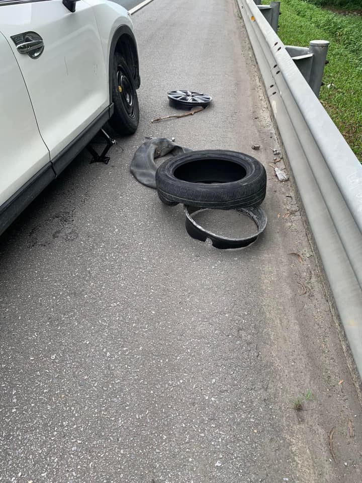 Mazda CX-5 'cán" viên gạch bung lốp lộ chi tiết khiến dân tình thắc mắc Mazda CX-5 'cán" viên gạch bung lốp lộ chi tiết khiến dân tình thắc mắc