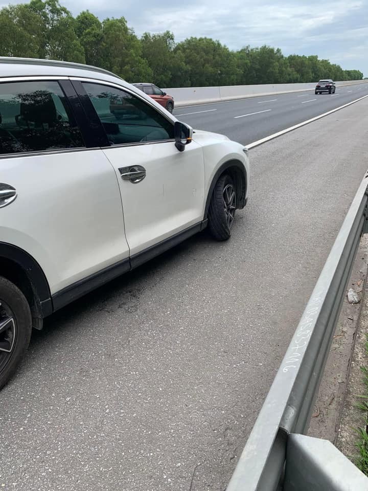 Mazda CX-5 'cán" viên gạch bung lốp lộ chi tiết khiến dân tình thắc mắc Mazda CX-5 'cán" viên gạch bung lốp lộ chi tiết khiến dân tình thắc mắc