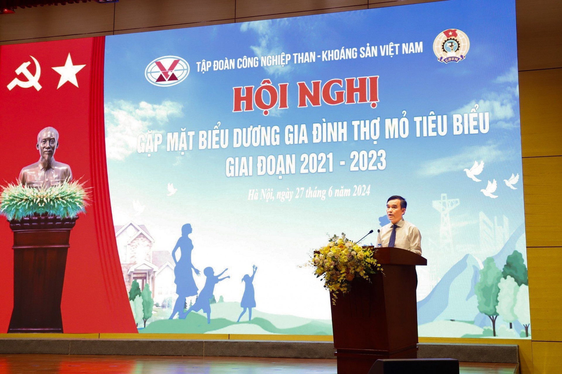 Gia đình - hạt nhân nòng cốt để xây dựng hình ảnh văn hoá thợ mỏ Gia đình - hạt nhân nòng cốt để xây dựng hình ảnh văn hoá thợ mỏ