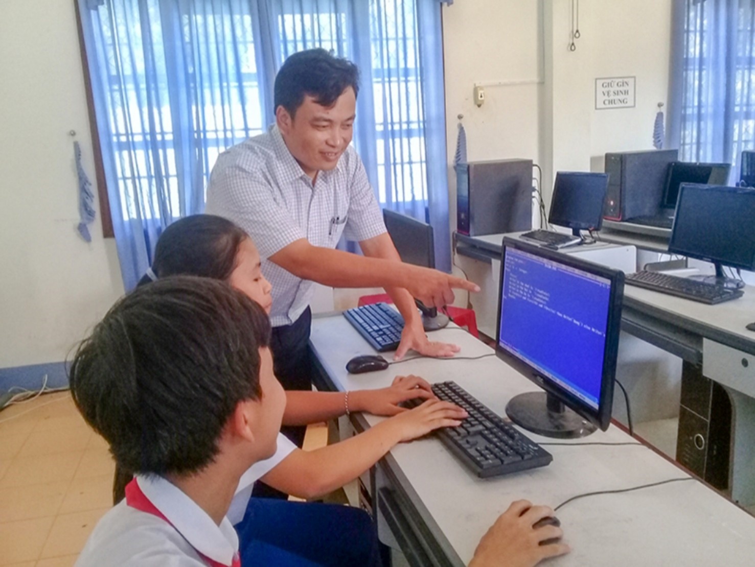 Tấm gương người thầy giáo tận tụy, cán bộ công đoàn mẫu mực Tấm gương người thầy giáo tận tụy, cán bộ công đoàn mẫu mực