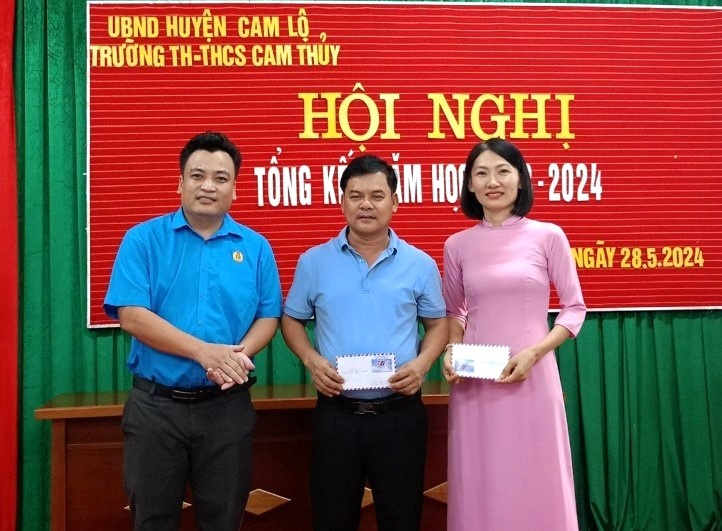 Tấm gương người thầy giáo tận tụy, cán bộ công đoàn mẫu mực Tấm gương người thầy giáo tận tụy, cán bộ công đoàn mẫu mực