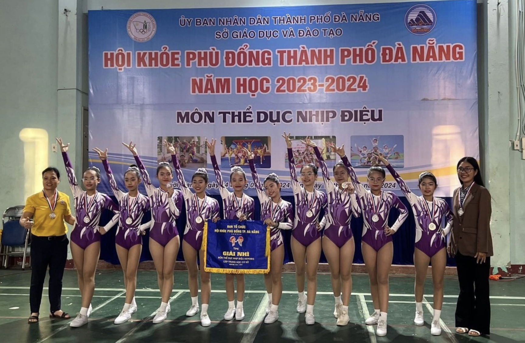 Cô giáo Nguyễn Thị Kim Thương đã huấn luyện nhiều đội tuyển thể thao của trường Tây Sơn và đạt thành tích cao. Cô giáo Nguyễn Thị Kim Thương đã huấn luyện nhiều đội tuyển thể thao của trường Tây Sơn và đạt thành tích cao.