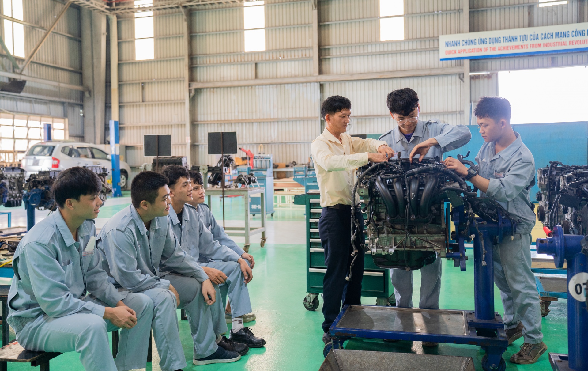 Sinh viên thực hành với các máy móc, thiết bị hiện đại, gần 100% sinh viên sau khi ra trường có việc làm và làm được việc.