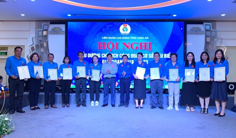 LĐLĐ Long An kết hợp nhiều hoạt động ý nghĩa trong “Hành trình về địa chỉ đỏ”