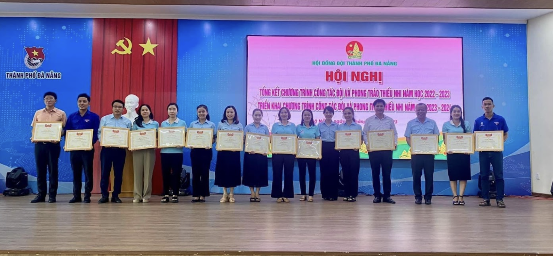 Cô giáo Trần Thị Sa - Tổng phụ trách đội giỏi của Trường Tiểu học số 2 Hoà Liên Cô giáo Trần Thị Sa - Tổng phụ trách đội giỏi của Trường Tiểu học số 2 Hoà Liên