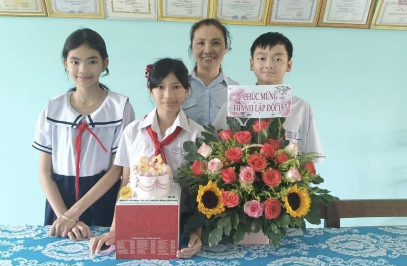 Cô giáo Trần Thị Sa - Tổng phụ trách đội giỏi của Trường Tiểu học số 2 Hoà Liên Cô giáo Trần Thị Sa - Tổng phụ trách đội giỏi của Trường Tiểu học số 2 Hoà Liên