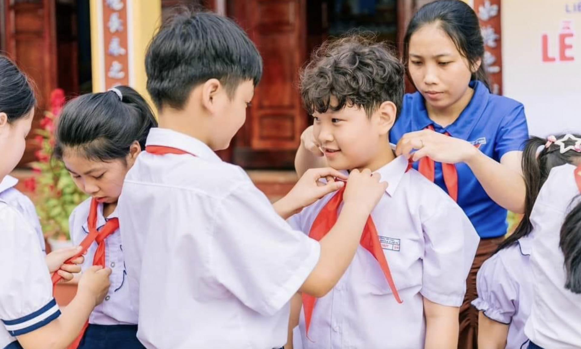 Cô giáo Trần Thị Sa - Tổng phụ trách đội giỏi của Trường Tiểu học số 2 Hoà Liên Cô giáo Trần Thị Sa - Tổng phụ trách đội giỏi của Trường Tiểu học số 2 Hoà Liên