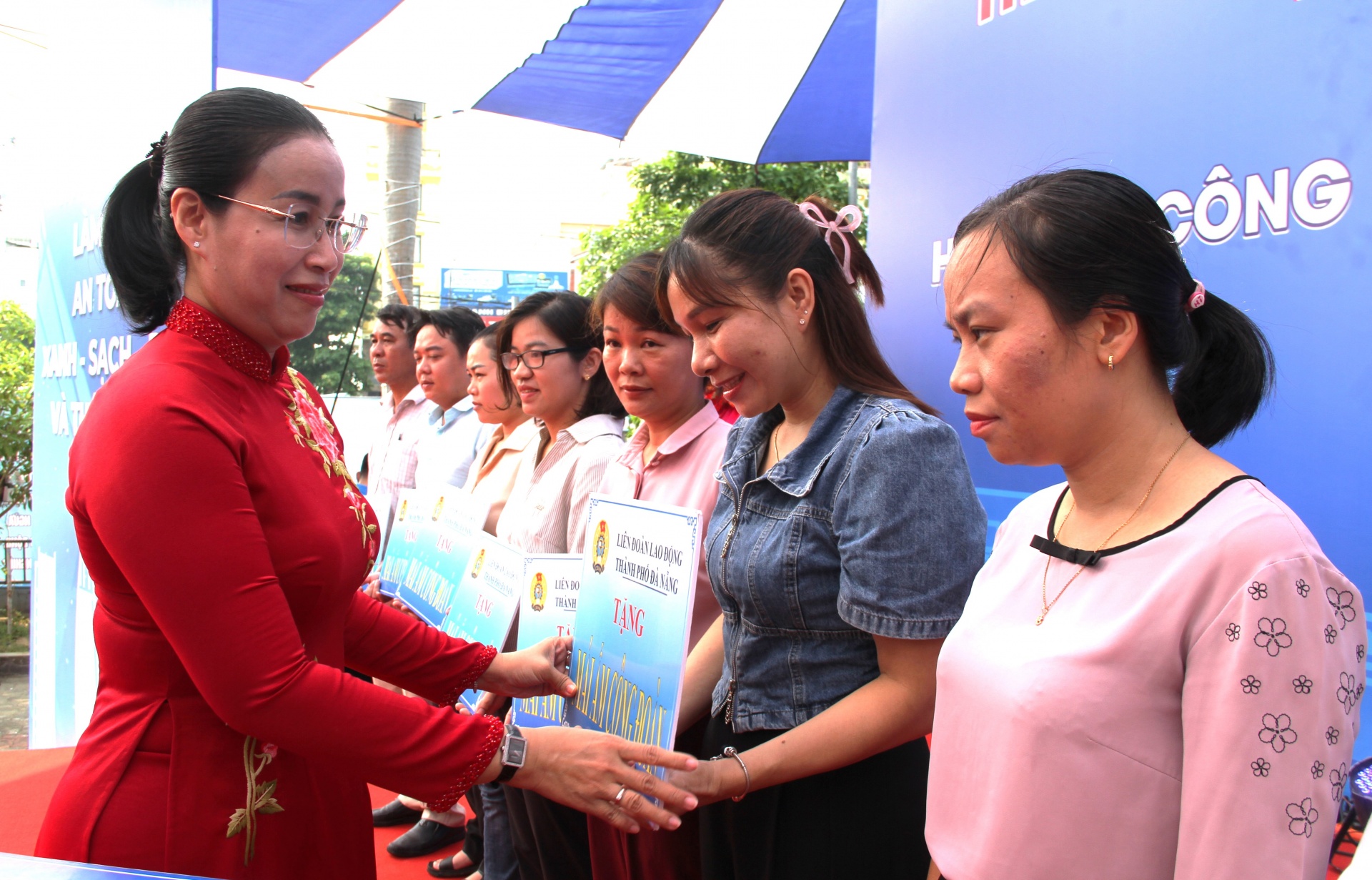 Phó Chủ tịch UBND thành phố Nguyễn Thị Anh Thi (bìa trái) trao tặng “Mái ấm Công đoàn” đợt 1 năm 2024 cho đoàn viên, người lao động.