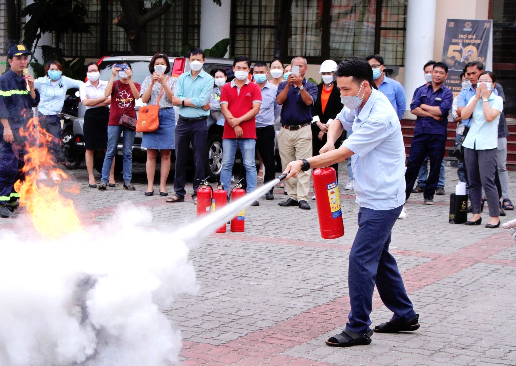 Đoàn viên, người lao động tham gia tập huấn phòng cháy chữa cháy nhằm bảo đảm an toàn tại nơi làm việc. Đoàn viên, người lao động tham gia tập huấn phòng cháy chữa cháy nhằm bảo đảm an toàn tại nơi làm việc.