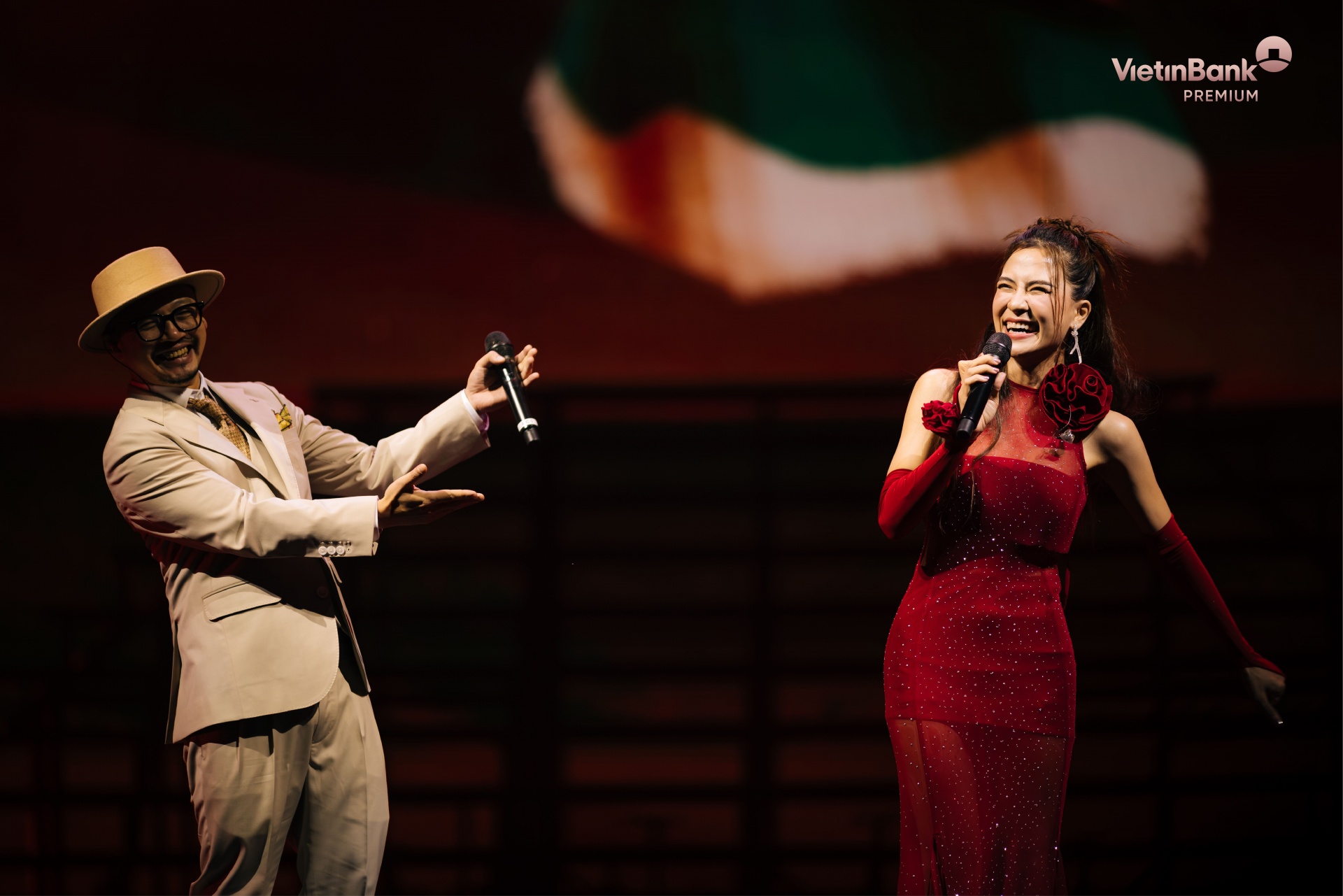 Mở màn chương trình đầy ấn tượng cùng Hà Nhi và Hà Lê Mở màn chương trình đầy ấn tượng cùng Hà Nhi và Hà Lê