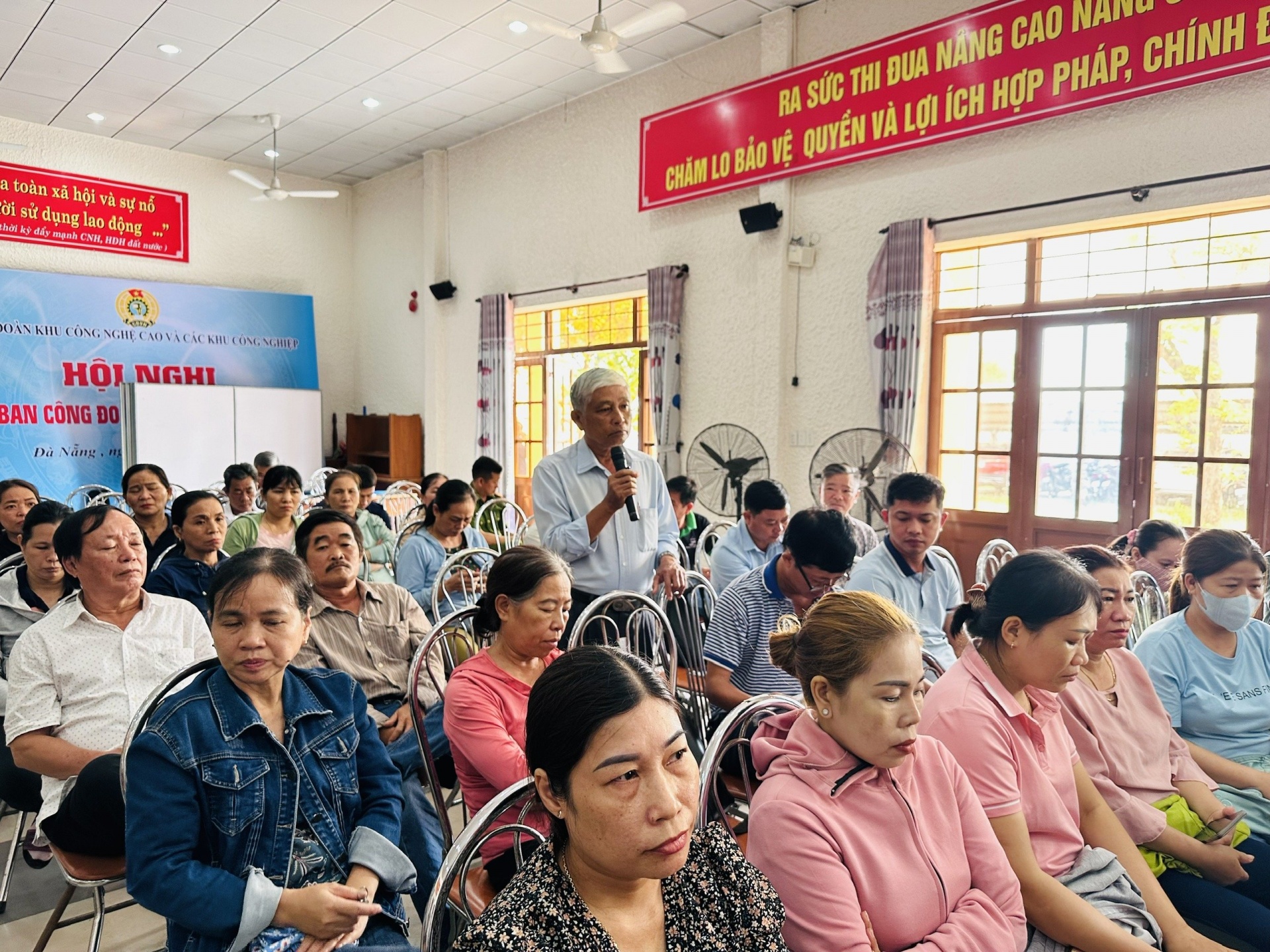 Công đoàn thành phố luôn nỗ lực đại diện bảo vệ, đòi lại quyền lợi hợp pháp, chính đáng cho đoàn viên, người lao động. Trong ảnh: Người lao động Công ty CP Dệt Hòa Khánh Đà Nẵng nêu ý kiến tại buổi đối thoại với doanh nghiệp. Công đoàn thành phố luôn nỗ lực đại diện bảo vệ, đòi lại quyền lợi hợp pháp, chính đáng cho đoàn viên, người lao động. Trong ảnh: Người lao động Công ty CP Dệt Hòa Khánh Đà Nẵng nêu ý kiến tại buổi đối thoại với doanh nghiệp.