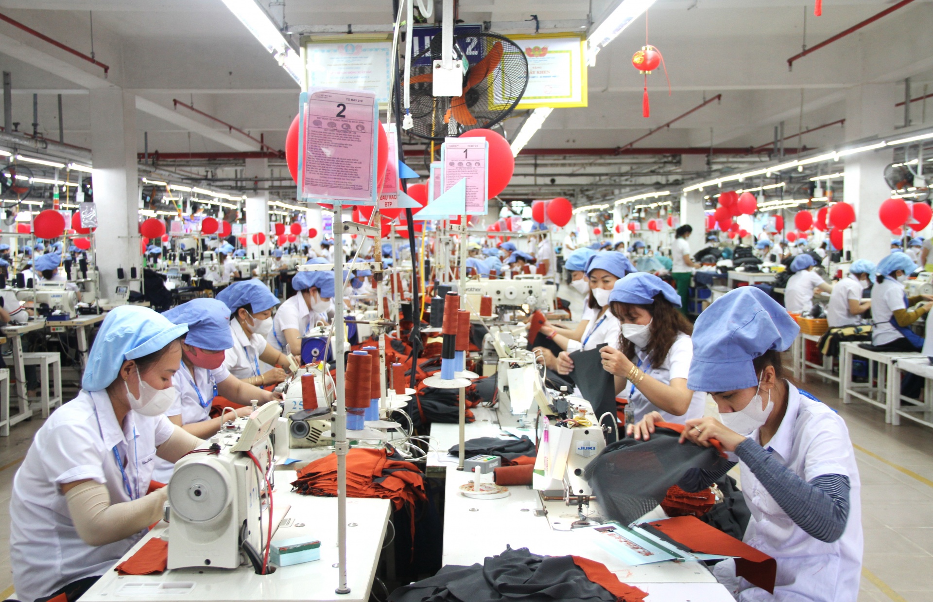 Nhờ nâng cao chất lượng các thỏa ước lao động tập thể, đoàn viên, người lao động được chăm lo tốt hơn, gắn bó với doanh nghiệp, nỗ lực trong hoạt động sản xuất để mang lại nhiều giá trị. Trong ảnh: Công nhân Công ty CP Dệt may 29-3 hăng say làm việc. Nhờ nâng cao chất lượng các thỏa ước lao động tập thể, đoàn viên, người lao động được chăm lo tốt hơn, gắn bó với doanh nghiệp, nỗ lực trong hoạt động sản xuất để mang lại nhiều giá trị. Trong ảnh: Công nhân Công ty CP Dệt may 29-3 hăng say làm việc.