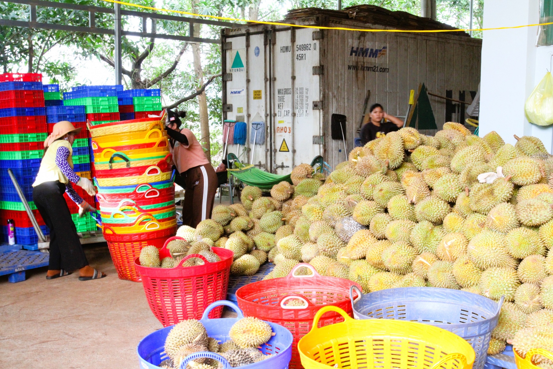 Công nhân lao động trong vòng xoáy giá cả “nhịp điệu một chiều”