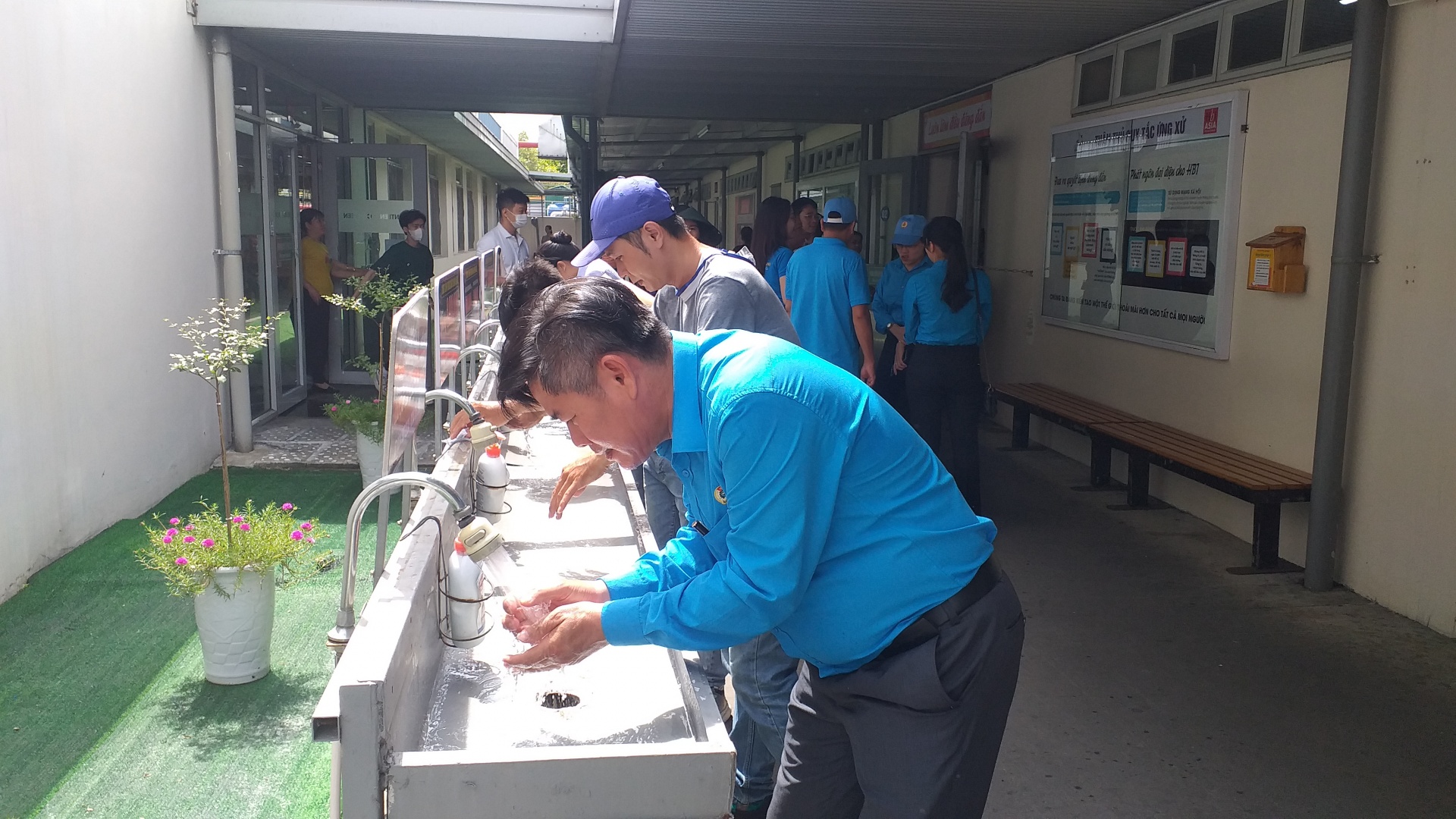 Công nhân lao động trong vòng xoáy giá cả “nhịp điệu một chiều”