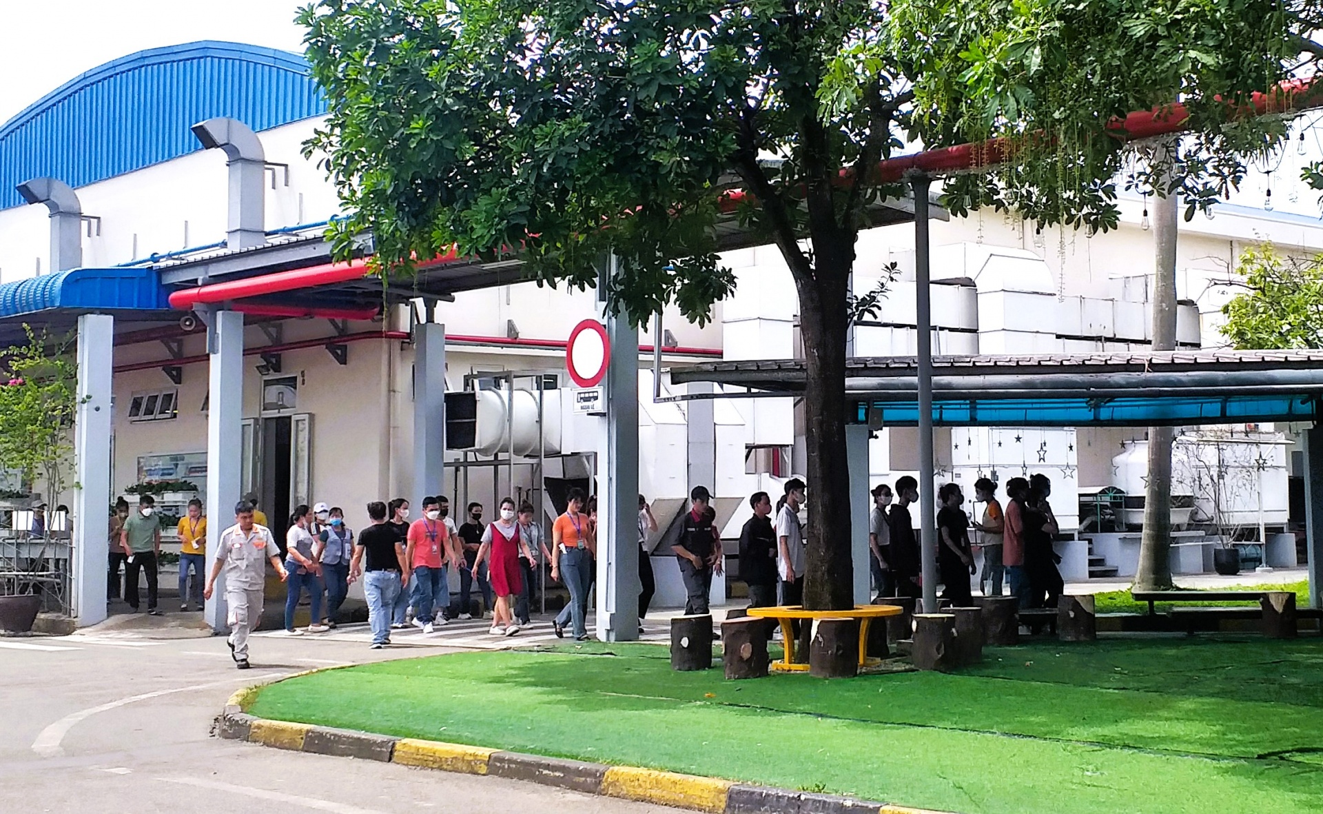 Công nhân lao động trong vòng xoáy giá cả “nhịp điệu một chiều”