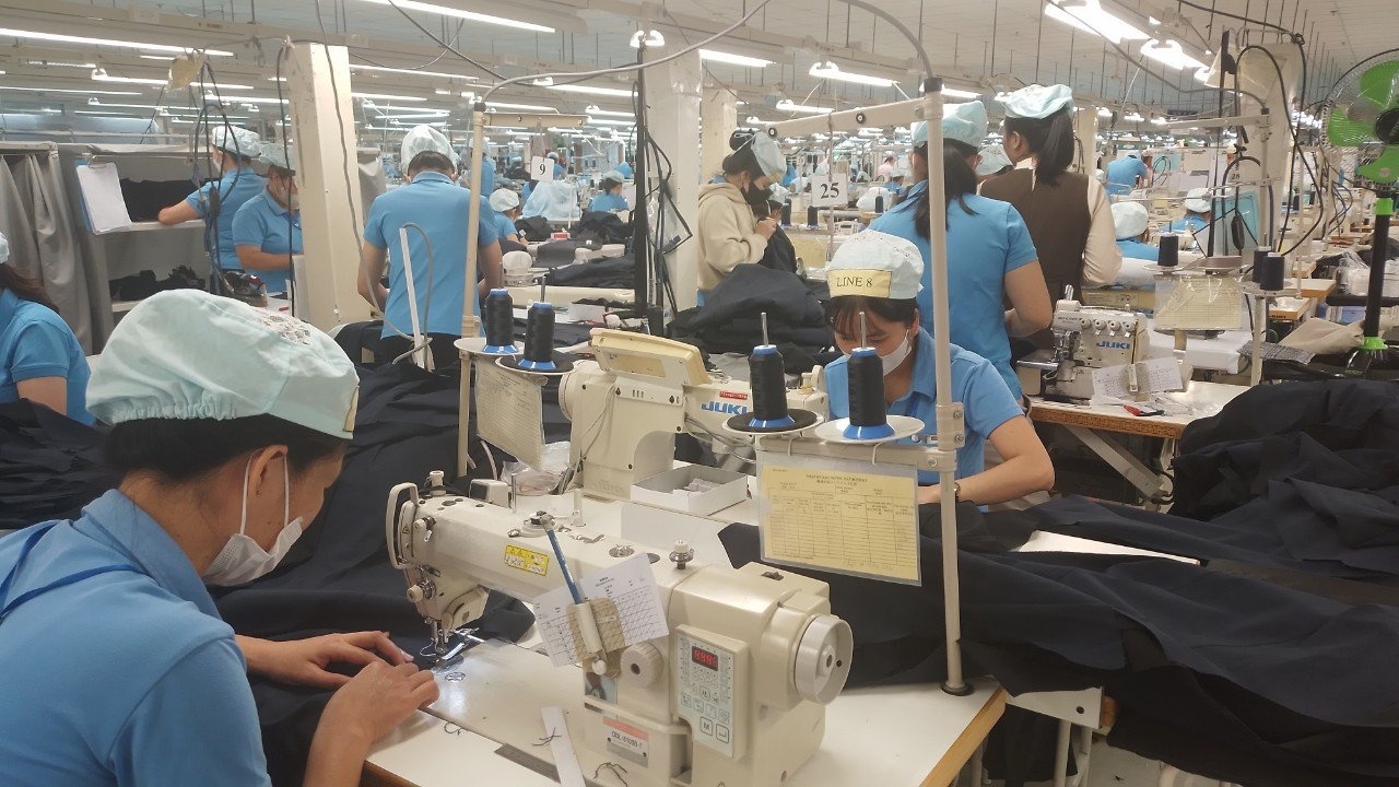 Công nhân lao động trong vòng xoáy giá cả “nhịp điệu một chiều”