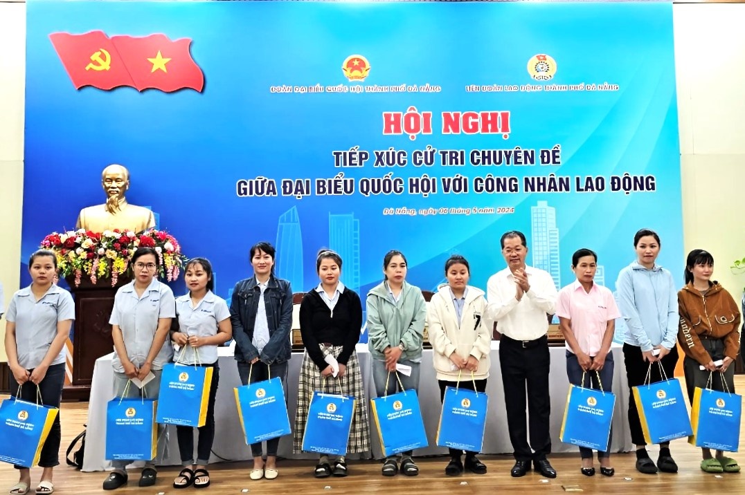 Ủy viên Trung ương Đảng, Bí thư Thành ủy, Trưởng Đoàn Đại biểu Quốc hội thành phố Nguyễn Văn Quảng (thứ 4, phải qua) trao quà cho công nhân lao động khó khăn.