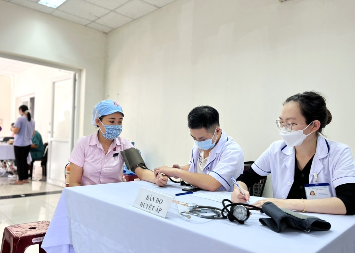 Ban Nữ công Công đoàn các cấp thành phố thường xuyên tham gia xây dựng, sửa đổi, hoàn thiện các văn bản pháp luật có liên quan đến lao động nữ; giám sát việc thực hiện các chế độ cho lao động nữ. Trong ảnh: Công ty TNHH Morito Đà Nẵng tổ chức khám sức khỏe định kỳ cho lao động nữ.