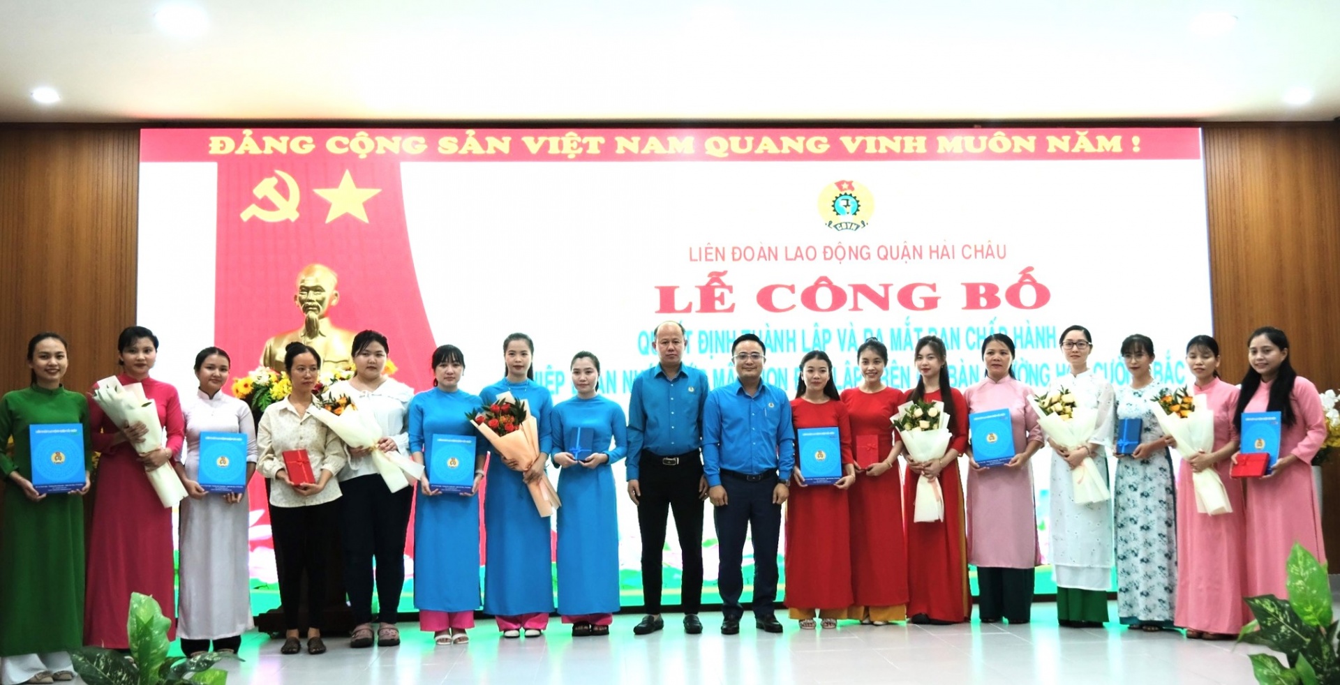 LĐLĐ quận Hải Châu trao quyết định thành lập và ra mắt Ban Chấp hành Nghiệp đoàn nhóm lớp mầm non độc lập phường Hòa Cường Bắc (quận Hải Châu). LĐLĐ quận Hải Châu trao quyết định thành lập và ra mắt Ban Chấp hành Nghiệp đoàn nhóm lớp mầm non độc lập phường Hòa Cường Bắc (quận Hải Châu).