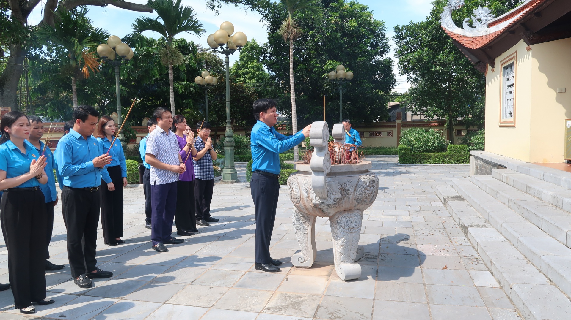 Đoàn đại biểu Tổng LĐLĐVN dâng hương tưởng niệm nguyên Tổng Bí thư Nguyễn Văn Linh Đoàn đại biểu Tổng LĐLĐVN dâng hương tưởng niệm nguyên Tổng Bí thư Nguyễn Văn Linh