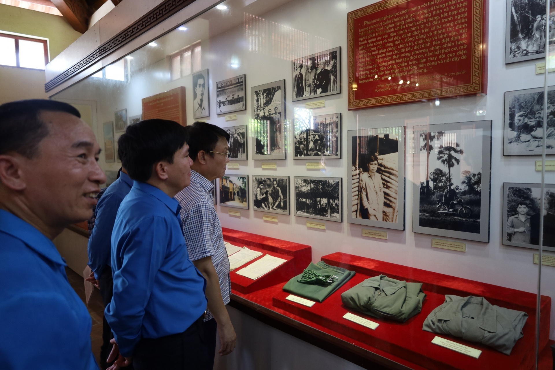 Đoàn đại biểu Tổng LĐLĐVN dâng hương tưởng niệm nguyên Tổng Bí thư Nguyễn Văn Linh Đoàn đại biểu Tổng LĐLĐVN dâng hương tưởng niệm nguyên Tổng Bí thư Nguyễn Văn Linh