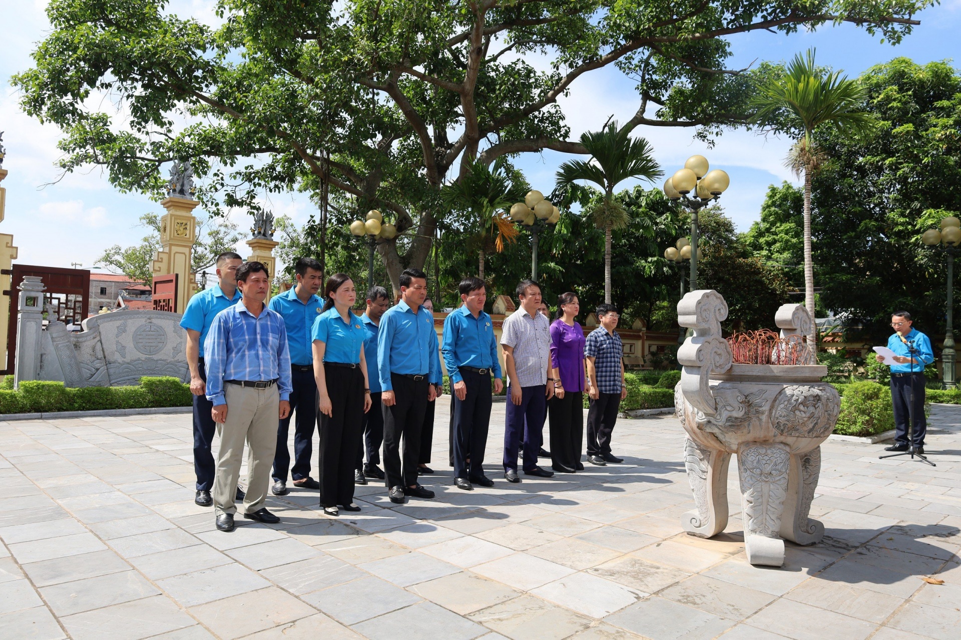 Đoàn đại biểu Tổng LĐLĐVN dâng hương tưởng niệm nguyên Tổng Bí thư Nguyễn Văn Linh Đoàn đại biểu Tổng LĐLĐVN dâng hương tưởng niệm nguyên Tổng Bí thư Nguyễn Văn Linh