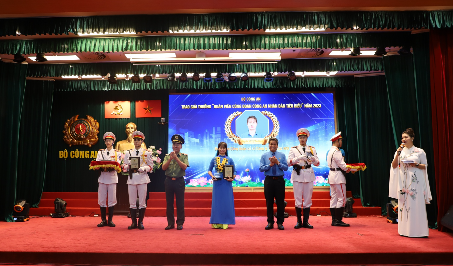 Lan tỏa những câu chuyện đẹp về người chiến sỹ Công an trong lòng Nhân dân Lan tỏa những câu chuyện đẹp về người chiến sỹ Công an trong lòng Nhân dân