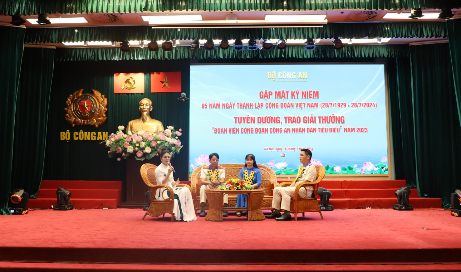 Lan tỏa những câu chuyện đẹp về người chiến sỹ Công an trong lòng Nhân dân Lan tỏa những câu chuyện đẹp về người chiến sỹ Công an trong lòng Nhân dân