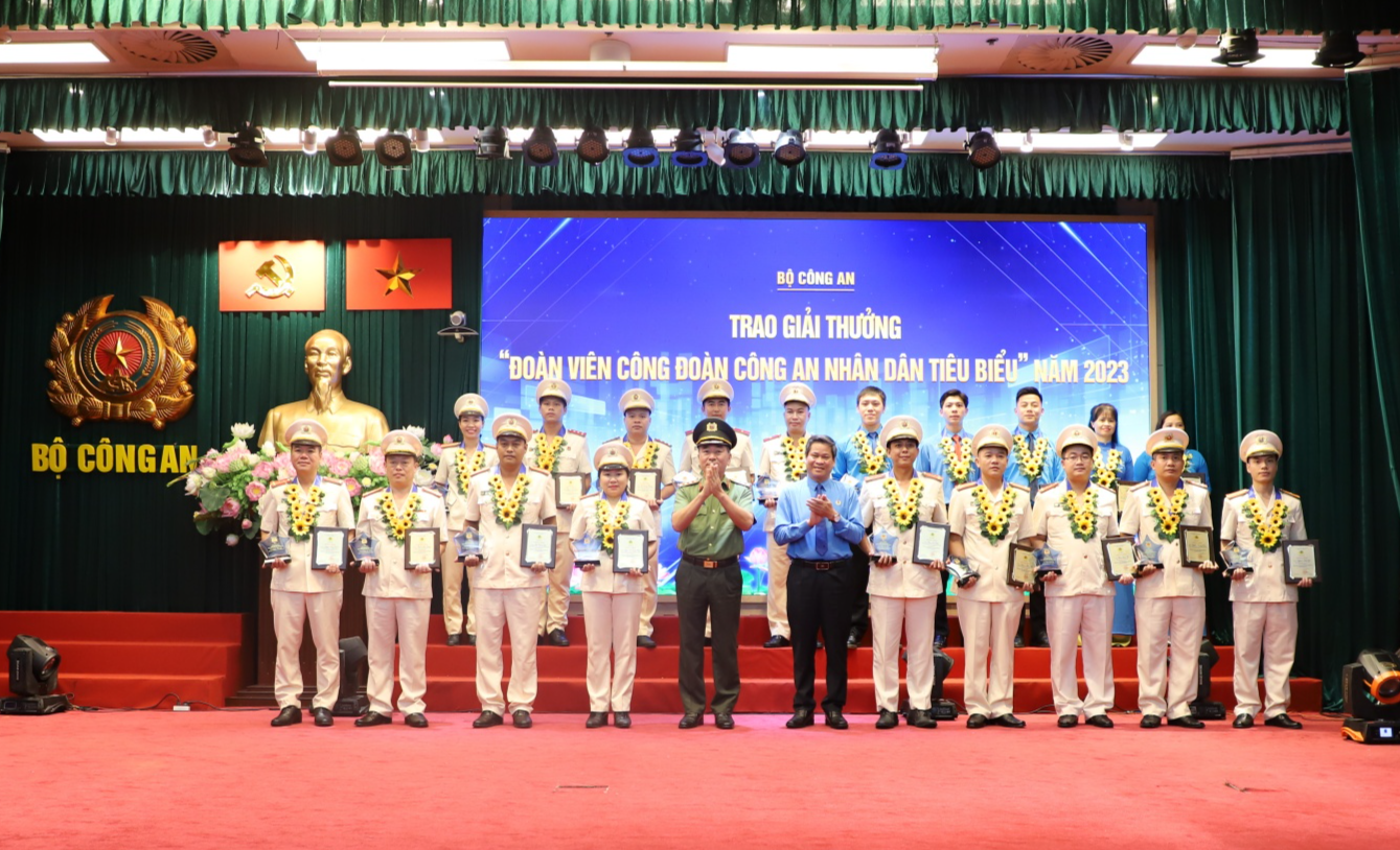 Lan tỏa những câu chuyện đẹp về người chiến sỹ Công an trong lòng Nhân dân Lan tỏa những câu chuyện đẹp về người chiến sỹ Công an trong lòng Nhân dân