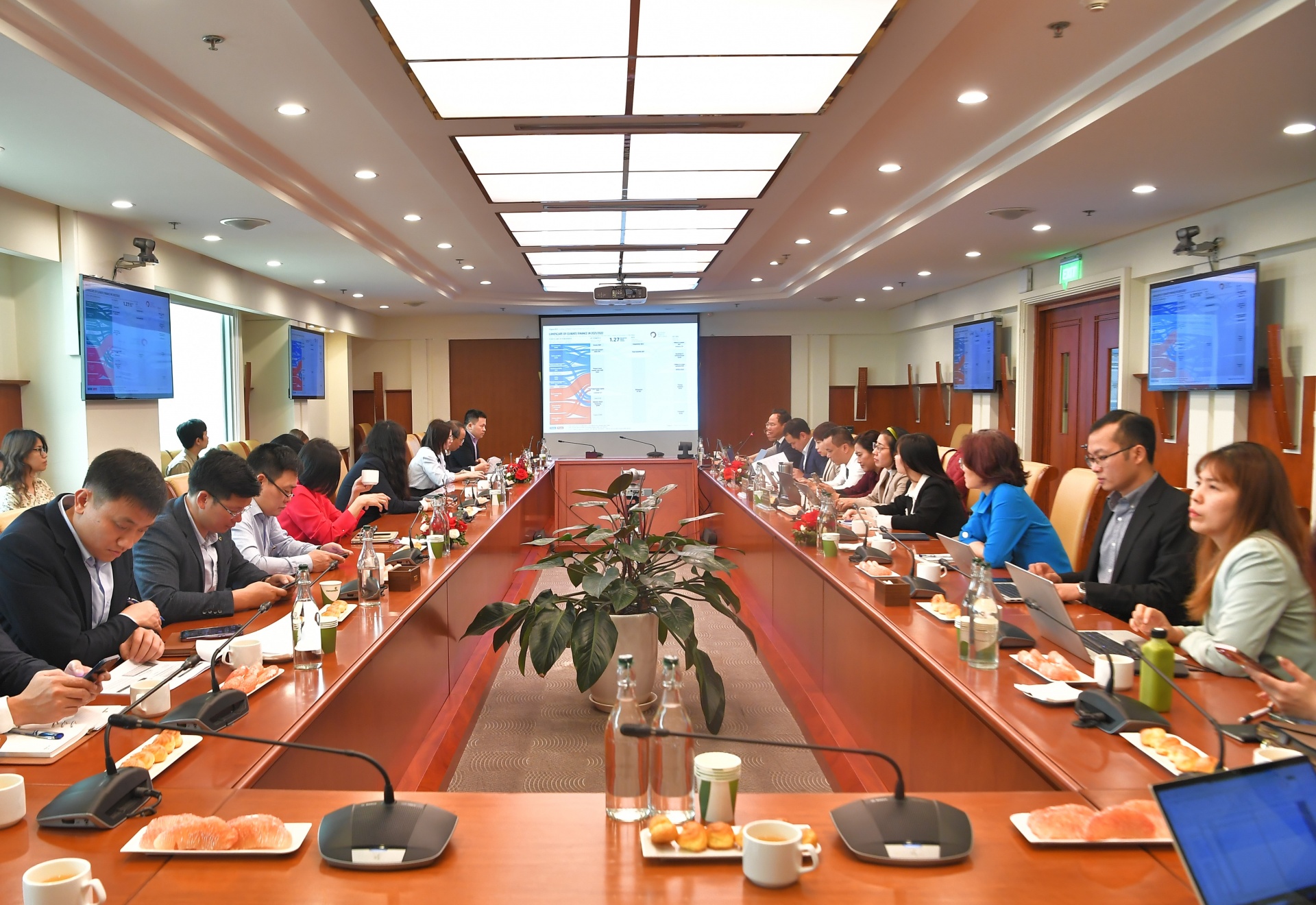 Hội thảo “Xu hướng tín dụng xanh và định hướng cho hoạt động kinh doanh của Vietcombank” do Vietcombank tổ chức ngày 21/3/2024 tại Hà Nội với sự tham dự của nhiều chuyên gia của Bộ Tài Nguyên và môi trường cùng NHNN Việt Nam Hội thảo “Xu hướng tín dụng xanh và định hướng cho hoạt động kinh doanh của Vietcombank” do Vietcombank tổ chức ngày 21/3/2024 tại Hà Nội với sự tham dự của nhiều chuyên gia của Bộ Tài Nguyên và môi trường cùng NHNN Việt Nam