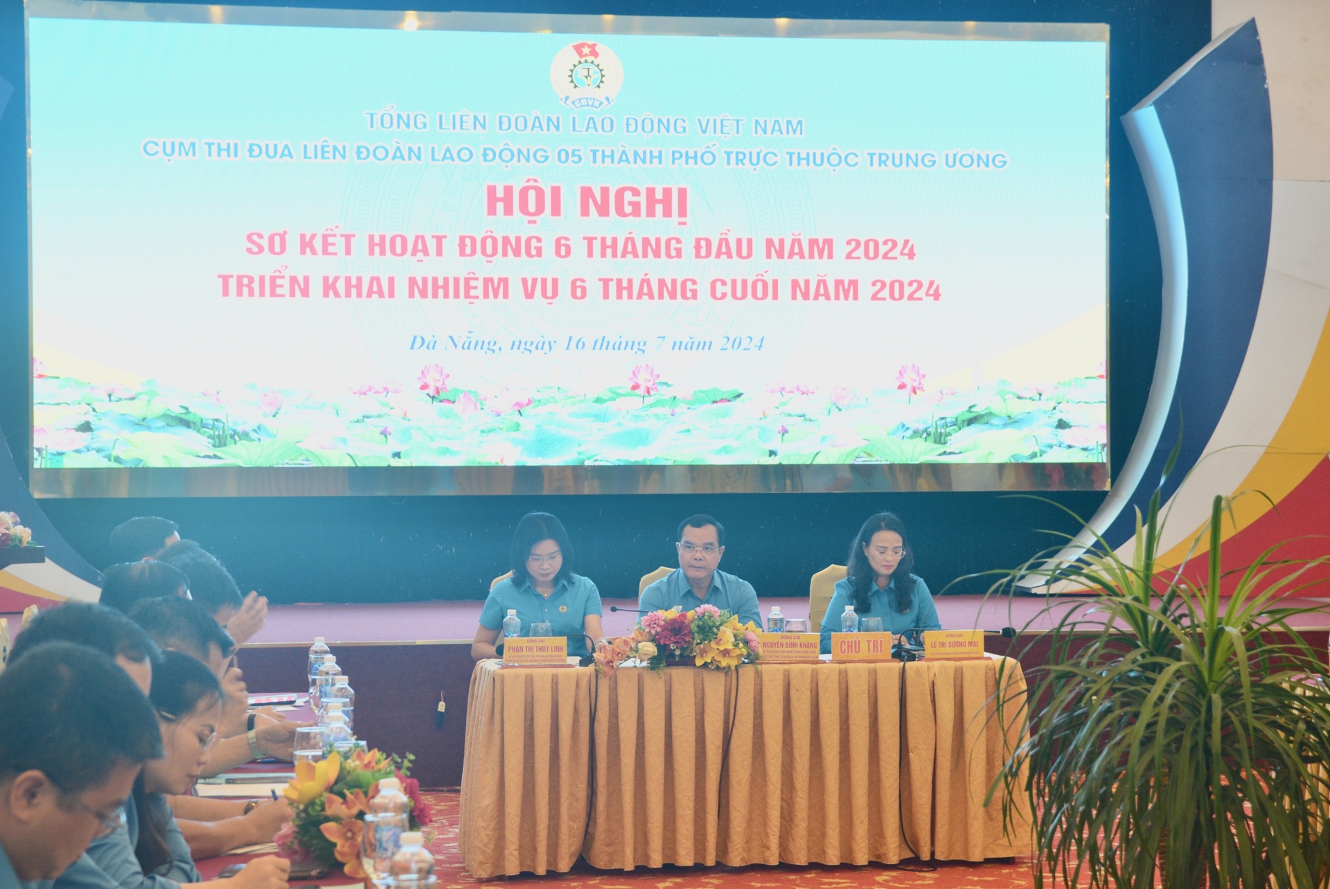 Đồng chí Nguyễn Đình Khang lưu ý công tác kiểm tra giám sát với LĐLĐ 5 thành phố lớn Đồng chí Nguyễn Đình Khang lưu ý công tác kiểm tra giám sát với LĐLĐ 5 thành phố lớn