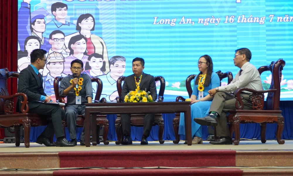 Long An: Tuyên dương 300 công nhân lao động giỏi trong mọi lĩnh vực Long An: Tuyên dương 300 công nhân lao động giỏi trong mọi lĩnh vực