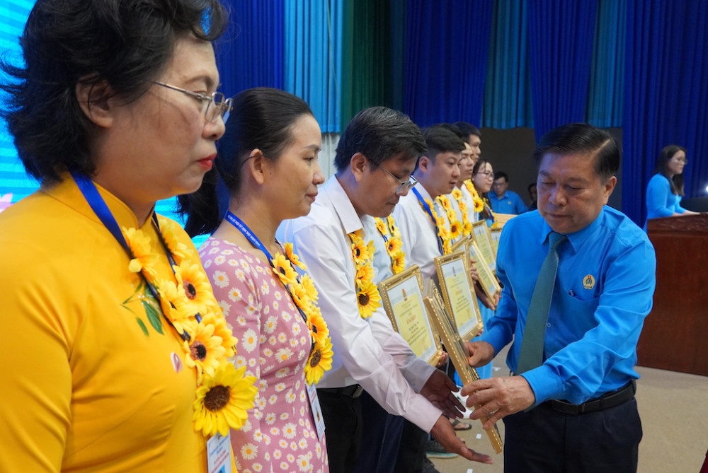 Long An: Tuyên dương 300 công nhân lao động giỏi trong mọi lĩnh vực Long An: Tuyên dương 300 công nhân lao động giỏi trong mọi lĩnh vực