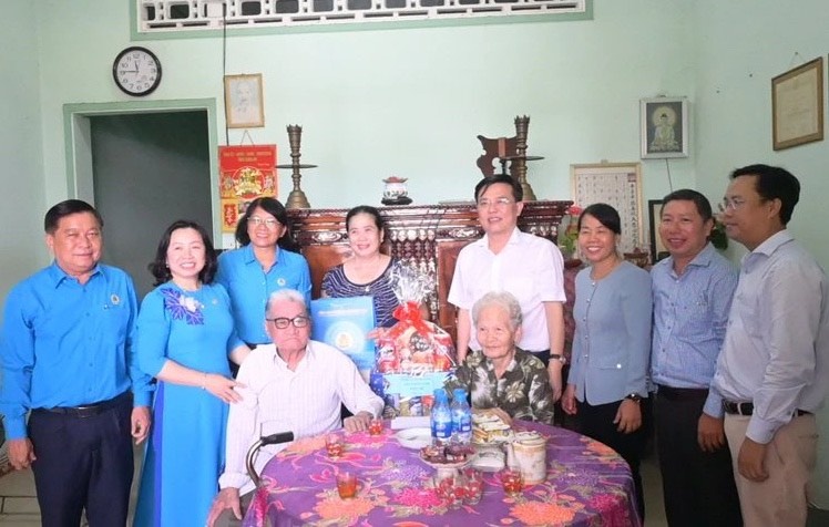 Long An: Tuyên dương 300 công nhân lao động giỏi trong mọi lĩnh vực Long An: Tuyên dương 300 công nhân lao động giỏi trong mọi lĩnh vực