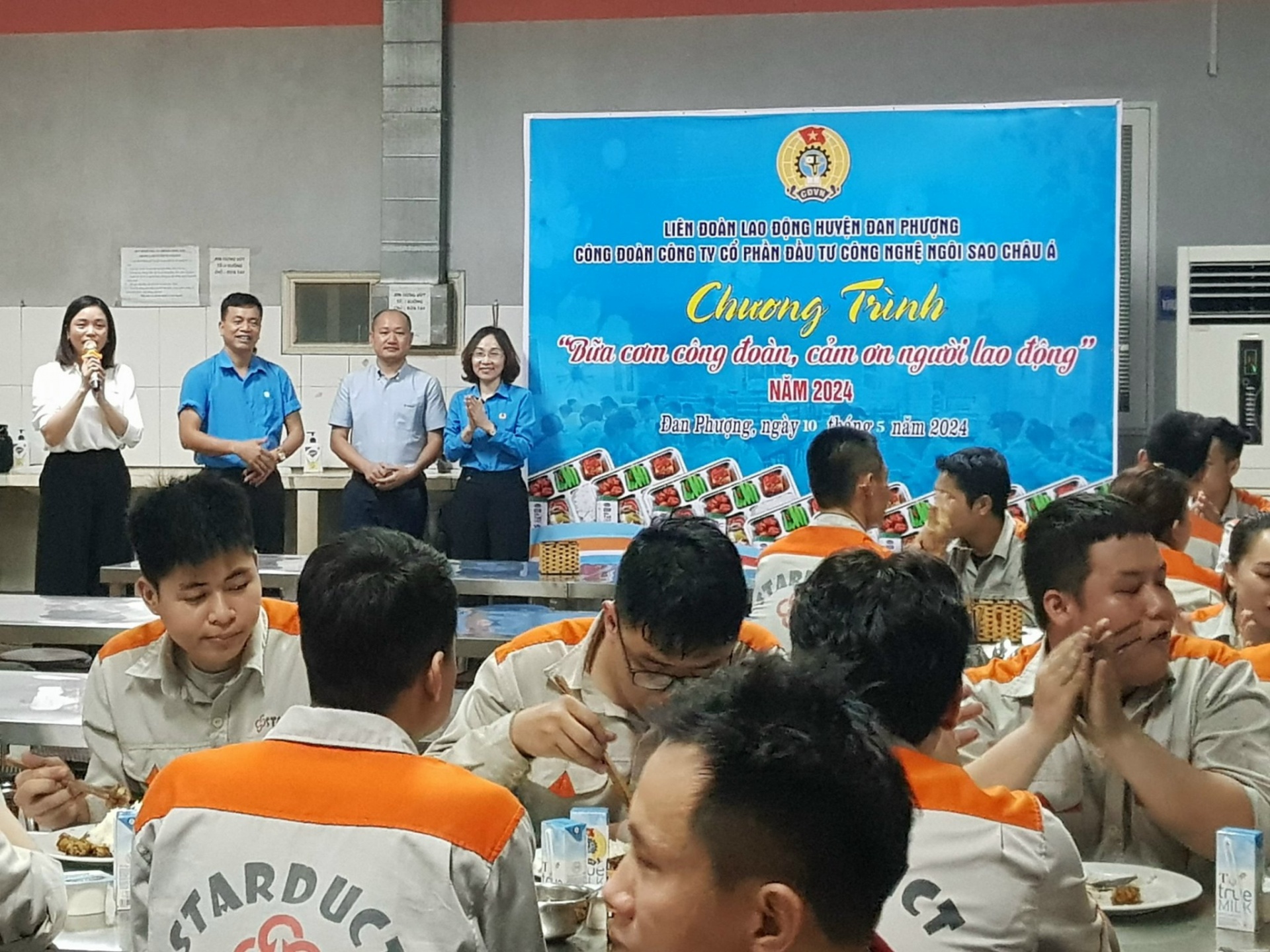 Bữa cơm Công đoàn và logo trên ngực áo Bữa cơm Công đoàn và logo trên ngực áo