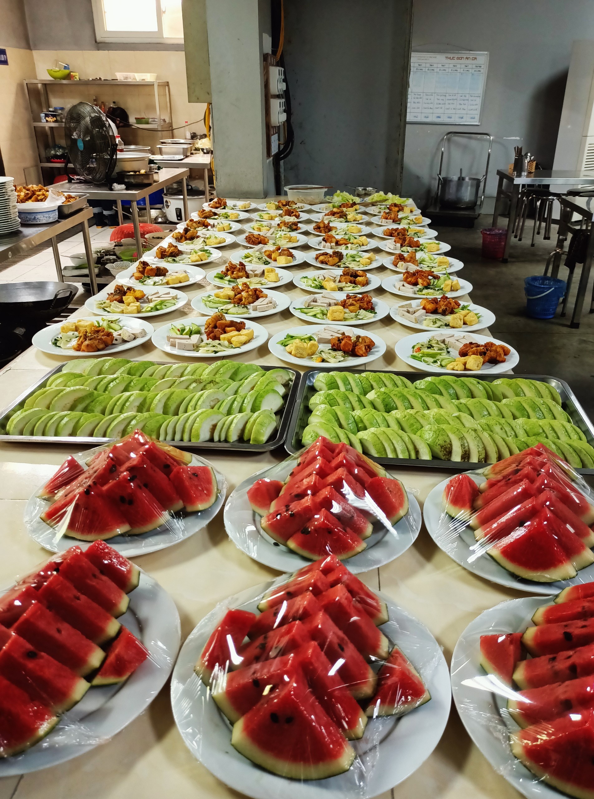 Bữa cơm Công đoàn và logo trên ngực áo Bữa cơm Công đoàn và logo trên ngực áo