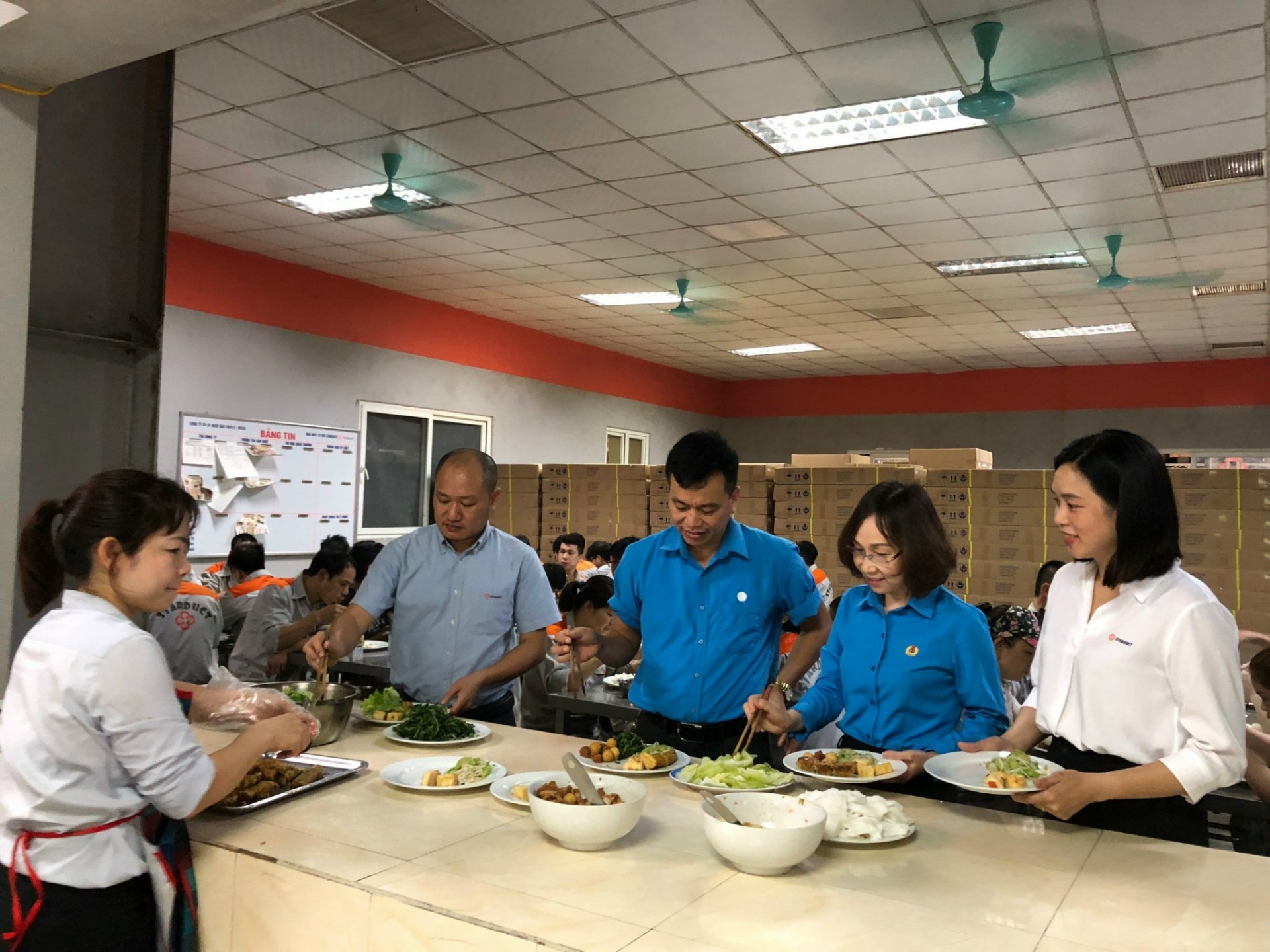 Bữa cơm Công đoàn và logo trên ngực áo Bữa cơm Công đoàn và logo trên ngực áo