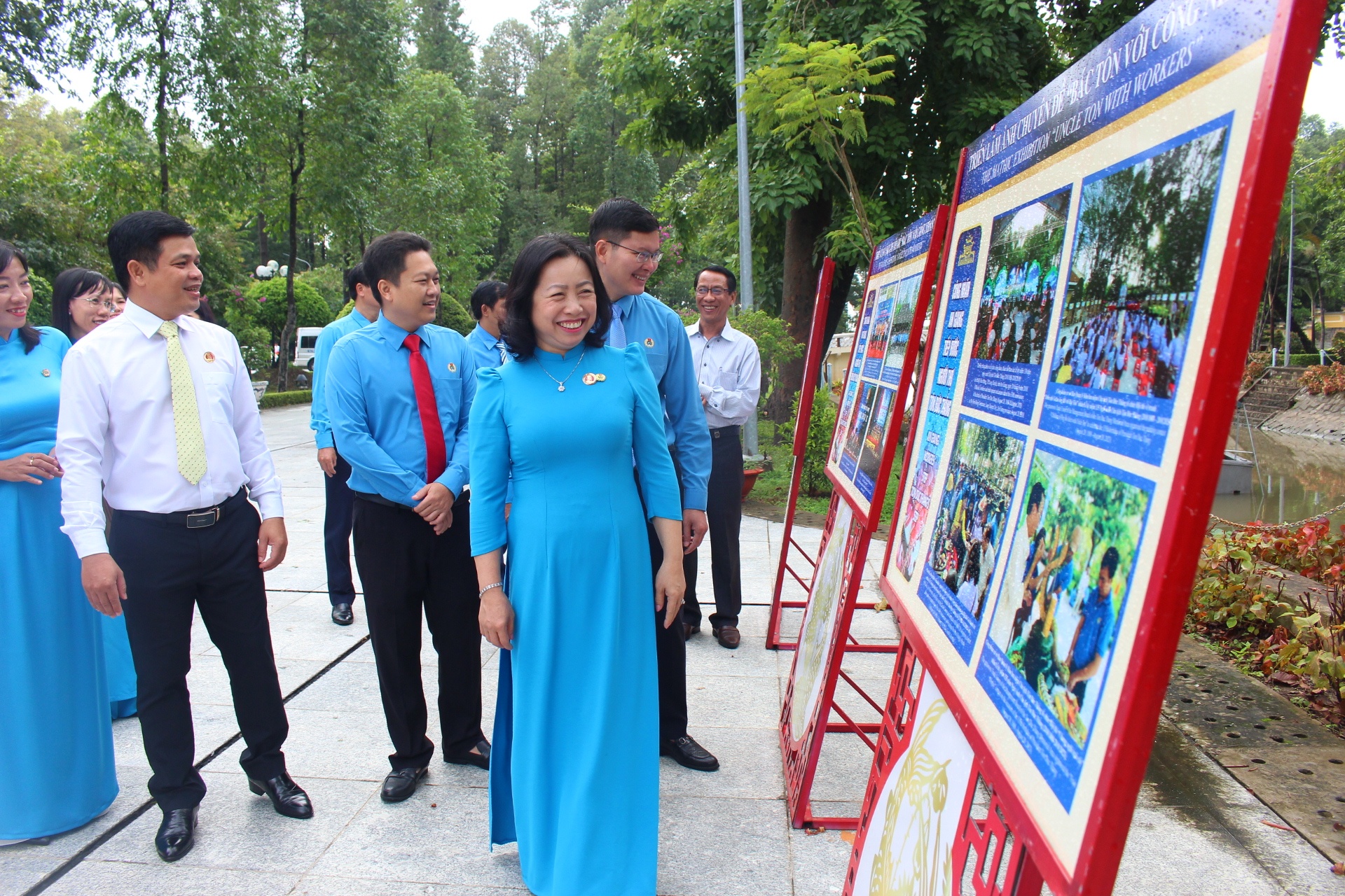 Dâng hương, dâng hoa tưởng niệm Chủ tịch Tôn Đức Thắng tại An Giang