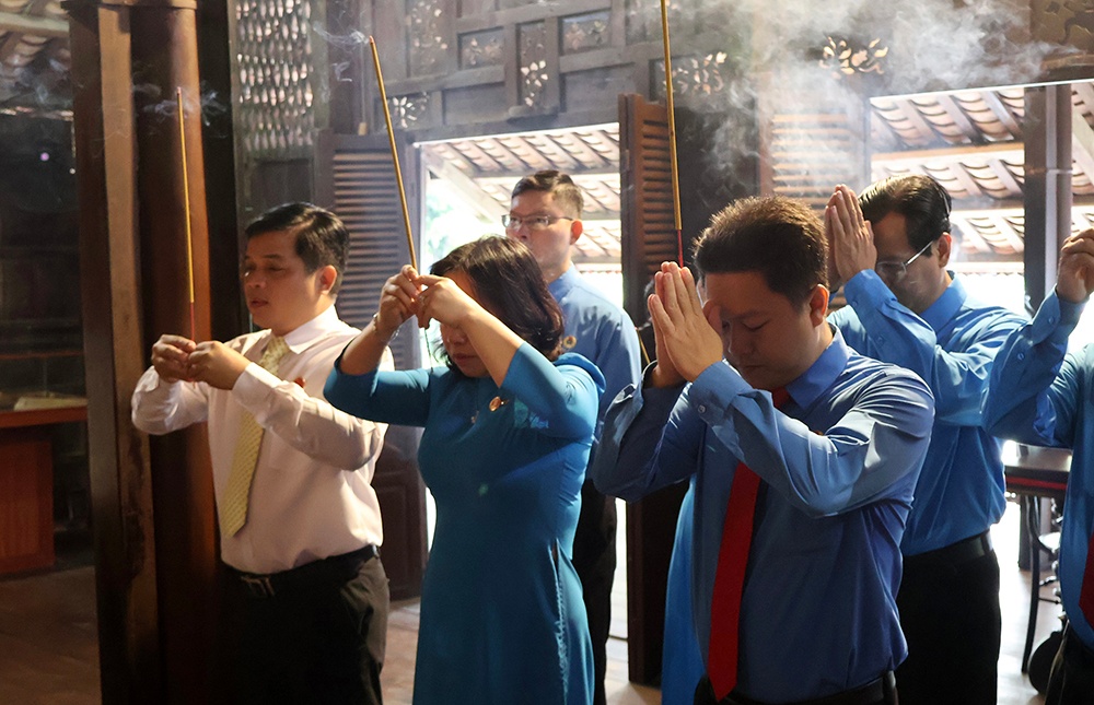 Dâng hương, dâng hoa tưởng niệm Chủ tịch Tôn Đức Thắng tại An Giang