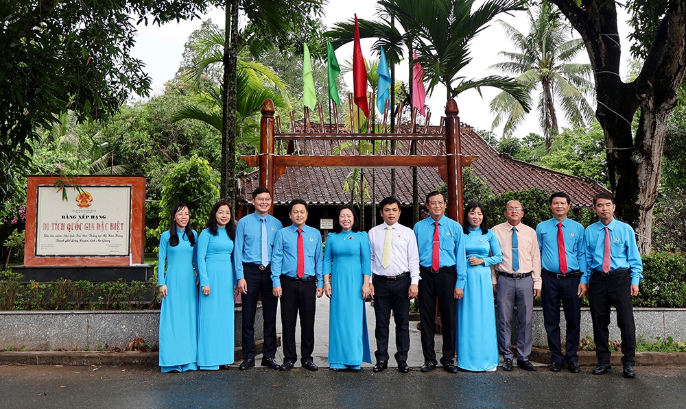 Dâng hương, dâng hoa tưởng niệm Chủ tịch Tôn Đức Thắng tại An Giang