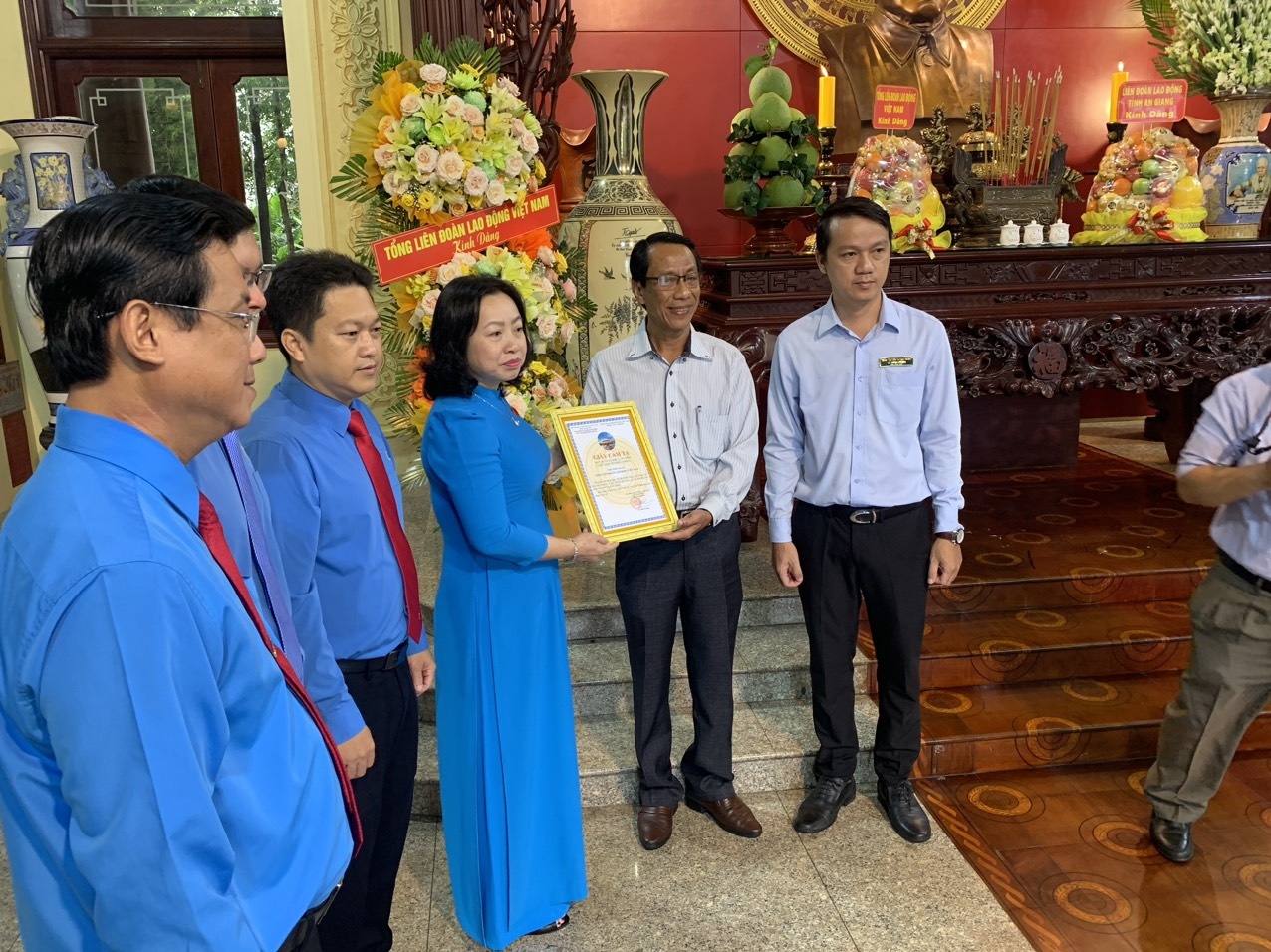 Dâng hương, dâng hoa tưởng niệm Chủ tịch Tôn Đức Thắng tại An Giang