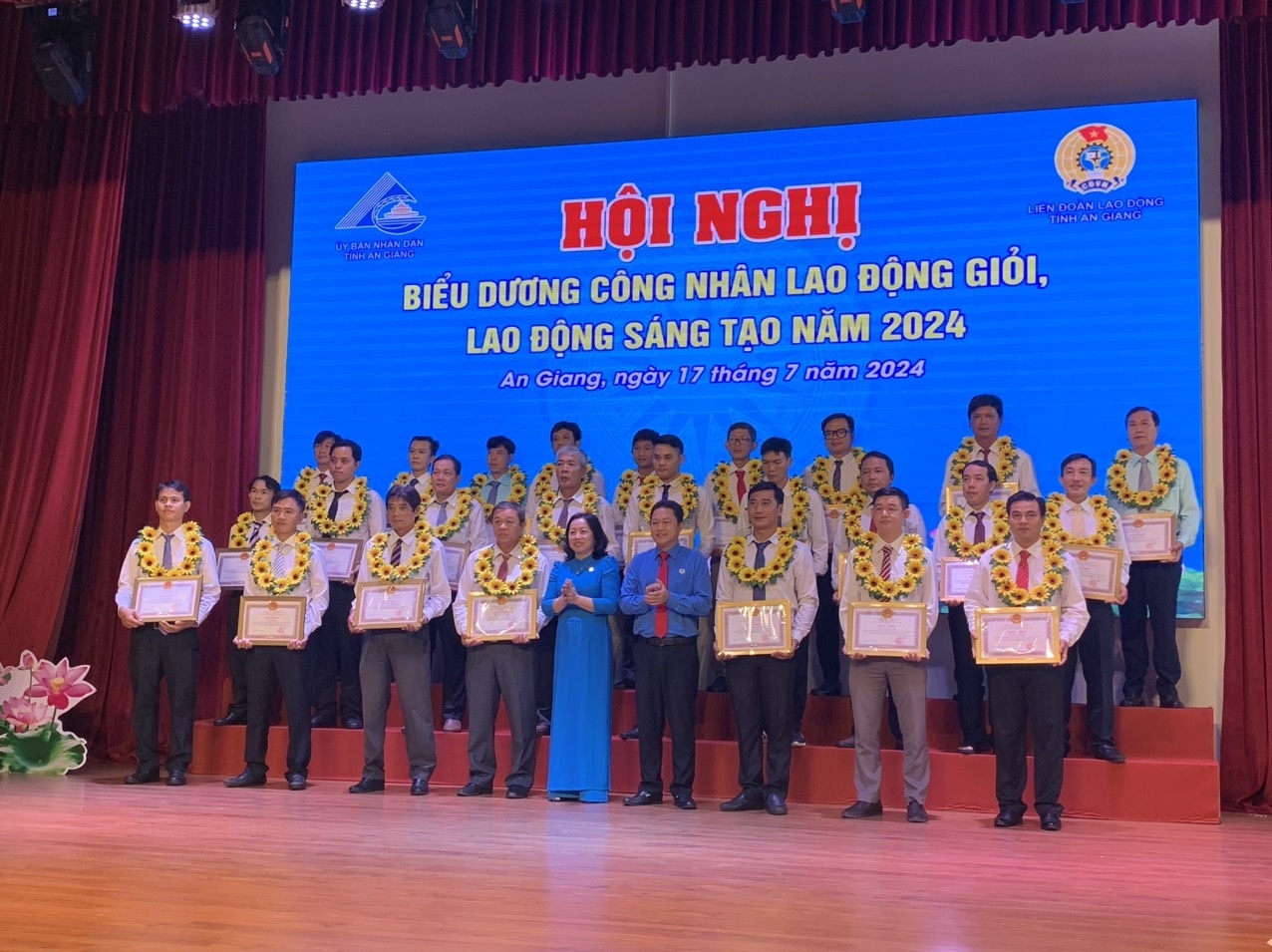 Biểu dương các Chủ tịch công đoàn cơ sở, đoàn viên, công nhân tiêu biểu