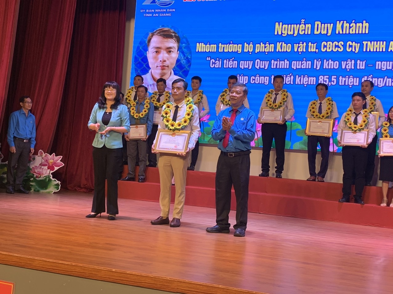 Biểu dương các Chủ tịch công đoàn cơ sở, đoàn viên, công nhân tiêu biểu Biểu dương các Chủ tịch công đoàn cơ sở, đoàn viên, công nhân tiêu biểu