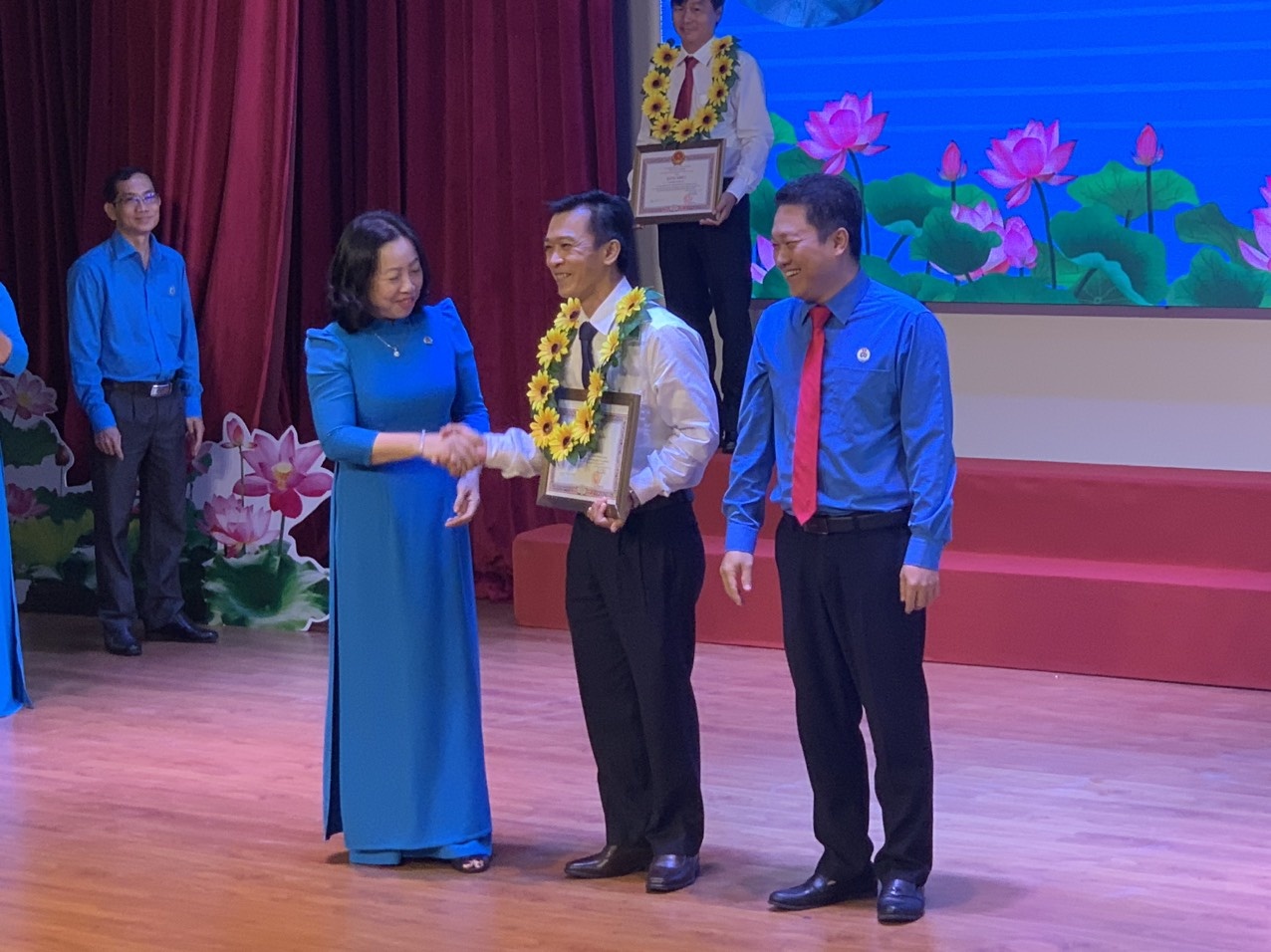 Biểu dương các Chủ tịch công đoàn cơ sở, đoàn viên, công nhân tiêu biểu Biểu dương các Chủ tịch công đoàn cơ sở, đoàn viên, công nhân tiêu biểu